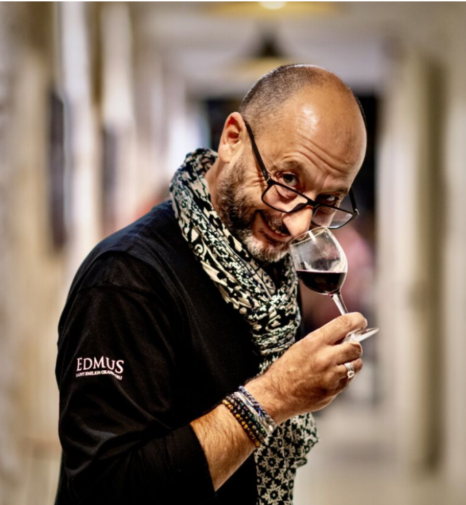 Laurent David, vigneron du Château EDMUS, en dégustation dans le chai