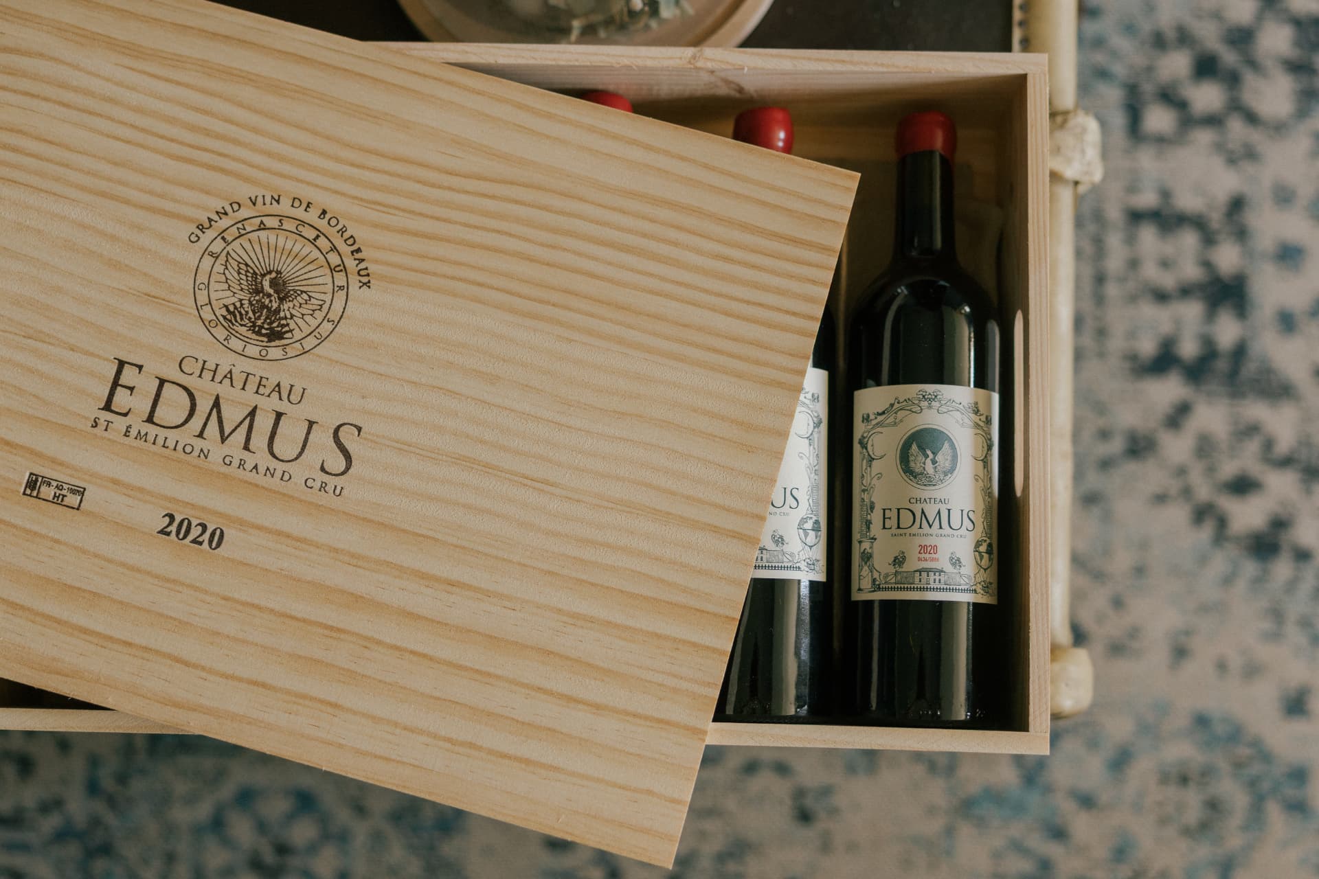 Caisse en bois Château EDMUS 2020 ouverte sur ses bouteilles